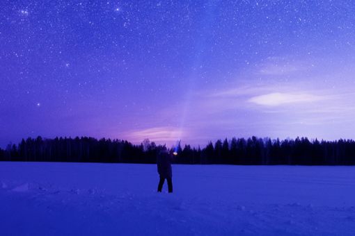 星空をライトで照らす